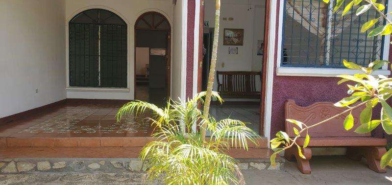 Nicaragua Real Estate – Granada Home 3 bedroom for sale with office and waiting room