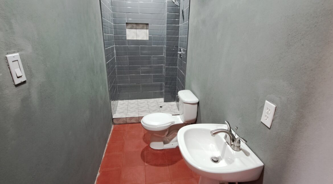 2 Story Hostel with 14 Apartments in Leon (7)