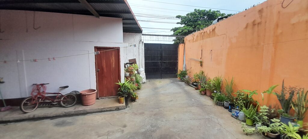 5 Bedroom Home with Garage in Leon