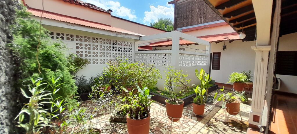 Colonial Home with 9 Bedrooms in Leon