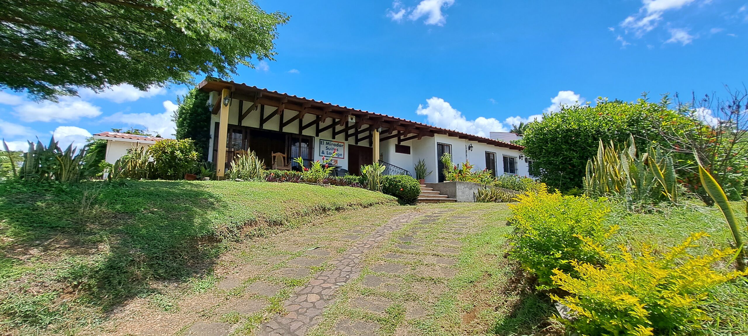 Beautiful 4 bedroom home with pool in Managua