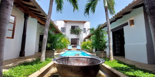 COLONIAL MANSION IN THE HEART OF GRANADA