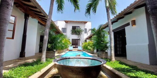 COLONIAL MANSION IN THE HEART OF GRANADA