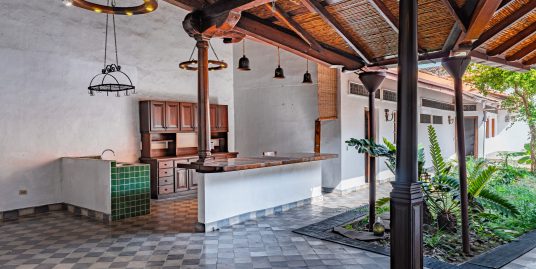 Spanish Colonial Home Near Xalteva Park