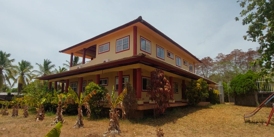 HOME WITH 5+ BR AND HUGE GARDEN!