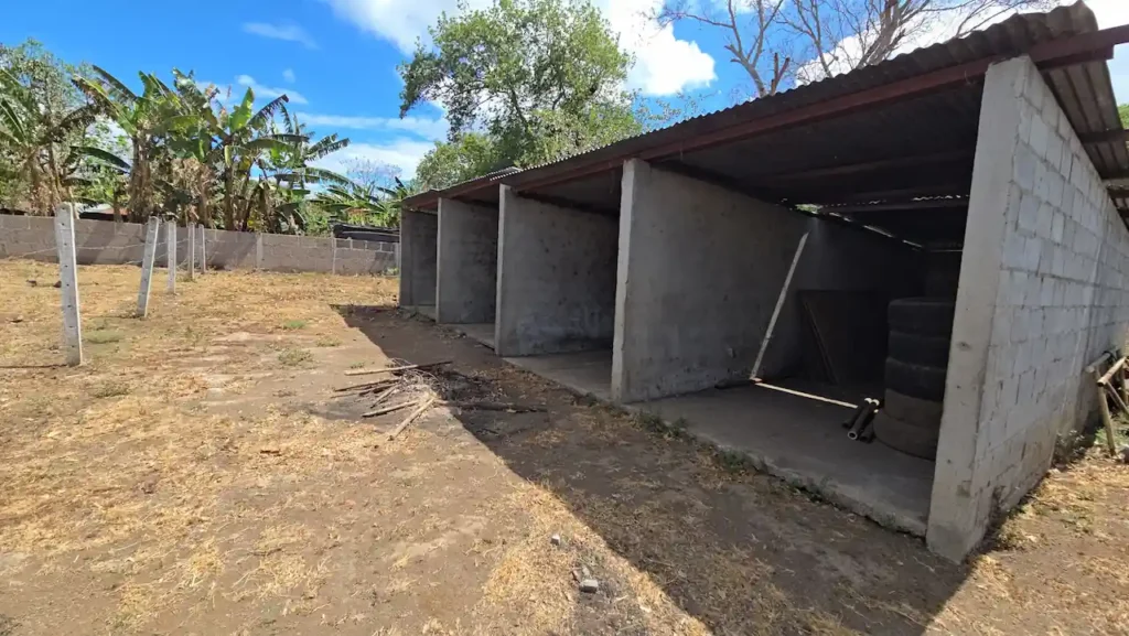 Cattle areas, horse stables, and livestock infrastructure for sale in Diriomo Real Estate.
