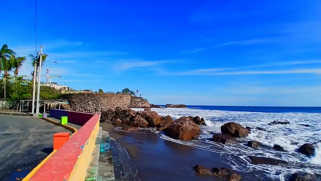 BEACHFRONT PROPERTY FOR VACATION OR AIRBNB