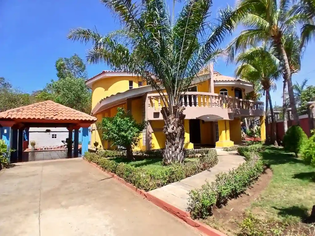 STUNNING HOME 300 METERS FROM MASACHAPA BEACH