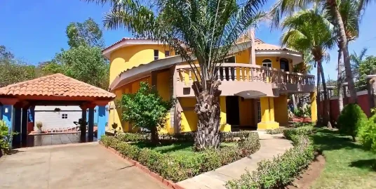 STUNNING HOME 300 METERS FROM POCHOMIL BEACH