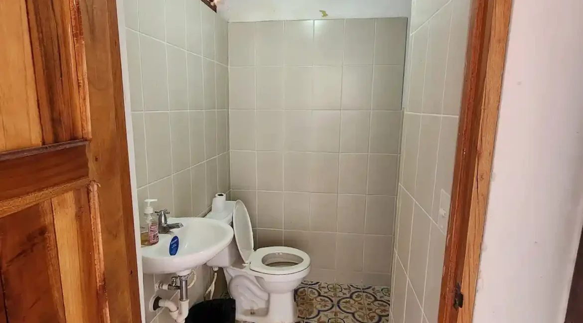 corner-colonial-house-bathroom-granada-nicaragua