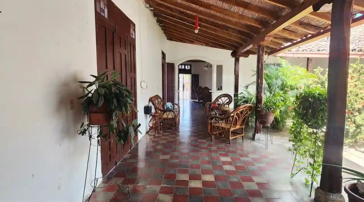 corner-colonial-house-hallway-granada-nicaragua-1