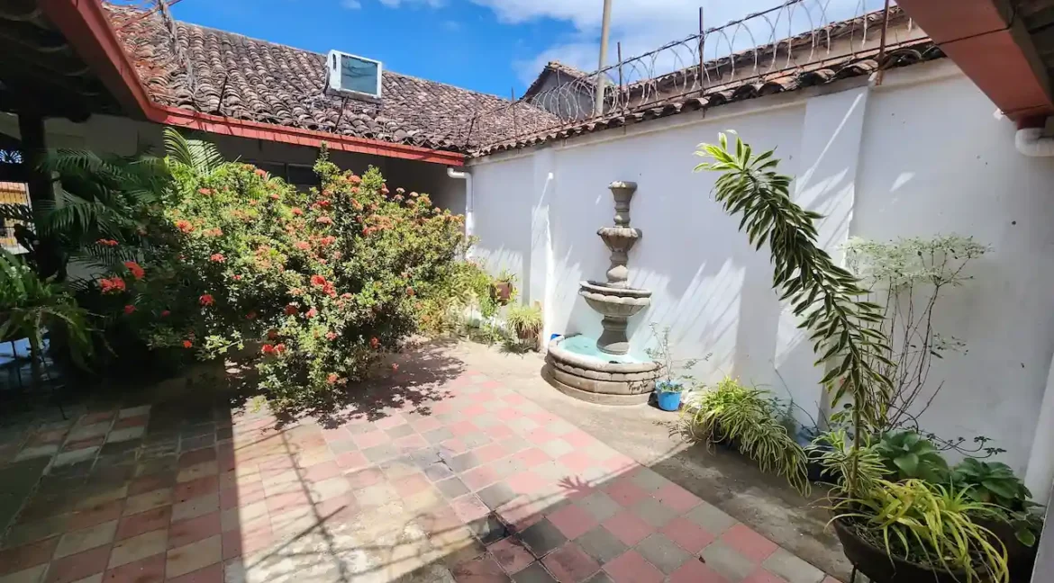 corner-colonial-house-indoor-garden-granada-nicaragua