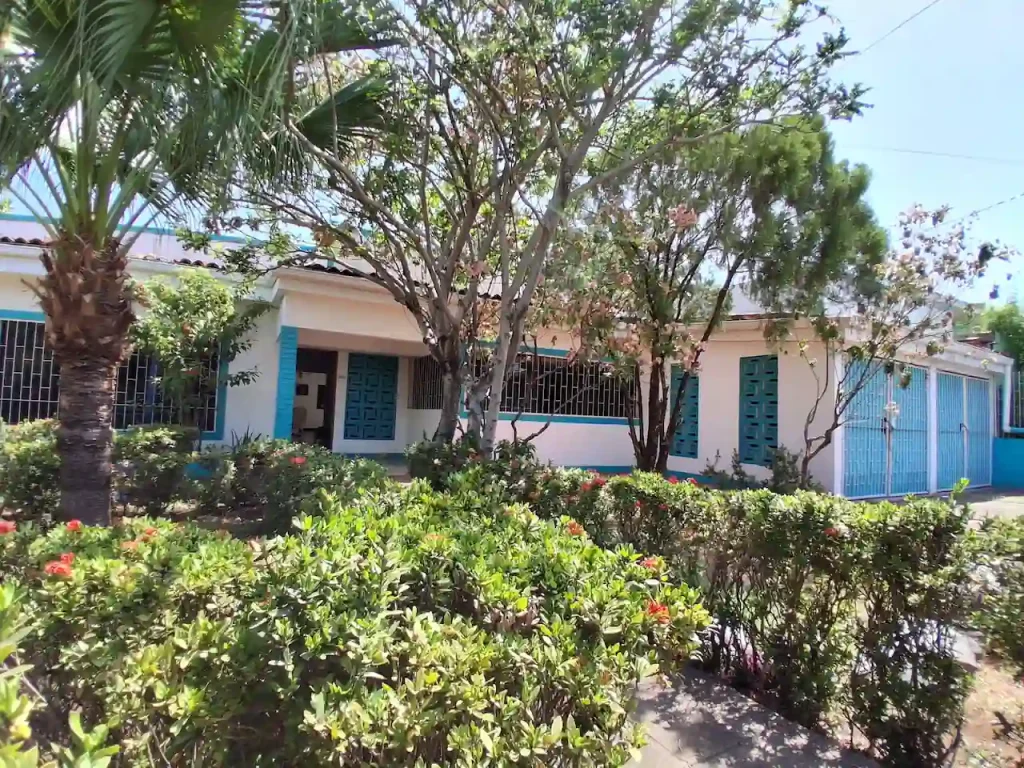 LARGE HOUSE WITH 4+ BEDROOMS AND LAND, house for sale granada nicaragua, real estate for sale, granada nicaragua.